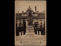 Spomenik Petru Preradoviću 1895. godine. Rad Ivana Rendića postavljen 1894. godine (Foto Ivan Standl)  Fotografija prikazuje spomenik Petru Preradoviću podignut 1894. na Trgu Josipa Jurja Strossmayera. Za grad Zagreb naručio ga je i gradu darovao Stjepan Miletić, a izradio ga je Ivan Rendić.